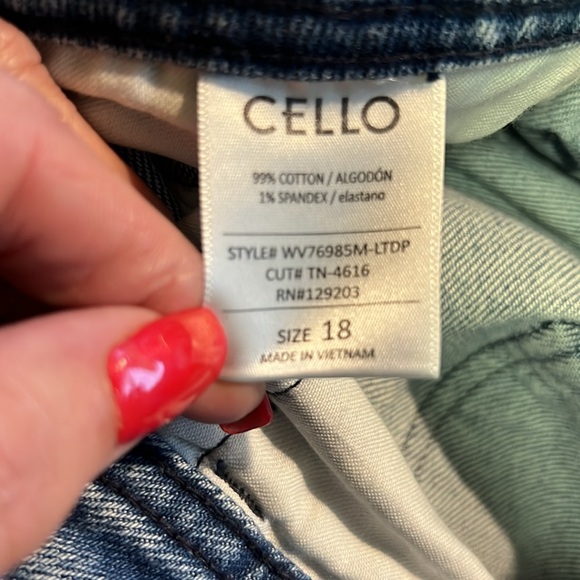 Ms. Cello distressed jeans - Picture 7 of 7